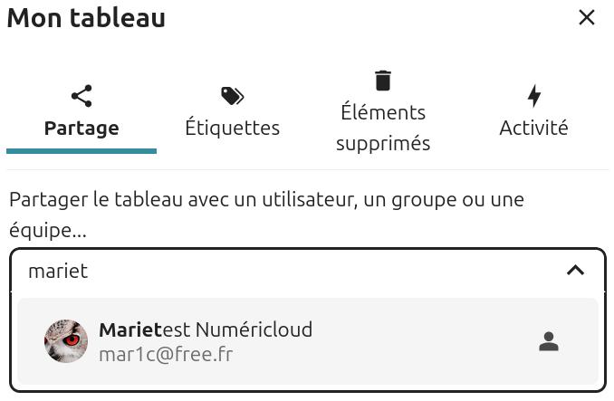 Capture d'écran d'une partie des détails du tableau. C'est l'onglet partagé qui est ouvert.
Sous le nom de l'onglet, il y a un champ, dans lequel le nom d'une utilisatrice commence à être tapé, et en-dessous apparaît son nom d'utilisatrice en entier, pour le sélectionner.