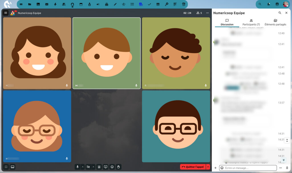 Interface d'un appel vidéo dans Nextcloud Talk avec l'équipe "Numericoop Équipe". Cinq participants sont visibles en grille : - En haut à gauche : avatar féminin avec cheveux bruns et sourire (fond marron). - En haut au centre : avatar masculin avec cheveux bruns et sourire (fond vert). - En haut à droite : avatar masculin avec cheveux bruns et yeux fermés (fond vert clair). - En bas à gauche : avatar féminin avec lunettes et sourire (fond bleu). - En bas à droite : avatar masculin avec lunettes et sourire (fond bleu-vert). - Le participant central a sa caméra désactivée (écran noir). Un bouton rouge "Quitter l'appel" est visible en bas de l'interface. À droite, la barre latérale affiche les onglets "Discussion", "Participants (7)", et "Éléments partagés", ainsi que l'historique des messages.