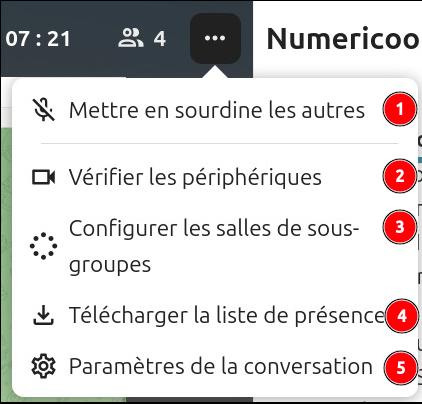 Menu des options avancées dans Nextcloud Talk pour une conversation avec 4 participants à 07:21. Cinq options numérotées sont disponibles : Mettre en sourdine les autres, Vérifier les périphériques, Configurer les salles de sous-groupes, Télécharger la liste de présence, Paramètres de la conversation.