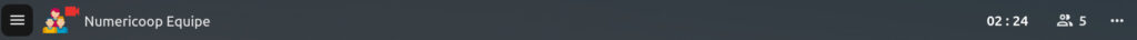 En-tête d'une conversation dans Nextcloud Talk pour l'équipe "Numericoop Équipe". À gauche, une icône de menu hamburger est visible, suivie de l'icône de l'équipe (trois avatars stylisés). À droite, l'heure "02:24", une icône indiquant 5 participants, et un bouton de menu (trois points) sont affichés.