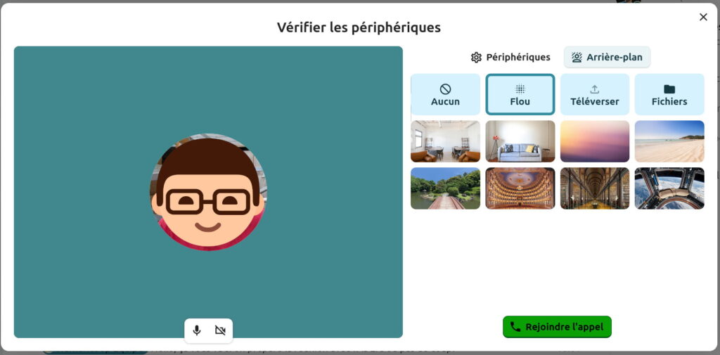 Fenêtre de vérification des périphériques dans Nextcloud Talk. À gauche, un aperçu vidéo affiche l'avatar d'un utilisateur avec des lunettes. À droite, quatre onglets sont disponibles : Périphériques (sélectionné), Arrière-plan. Sous l'onglet Périphériques, les options suivantes sont proposées : Aucun (sélectionné), Flou, Téléviseur (avec un aperçu d'image), Fichiers (avec des aperçus d'images variées : intérieur, paysage, bibliothèque, espace). En bas, deux boutons sont visibles : Microphone désactivé (icône barrée), Rejoindre l'appel (en vert).